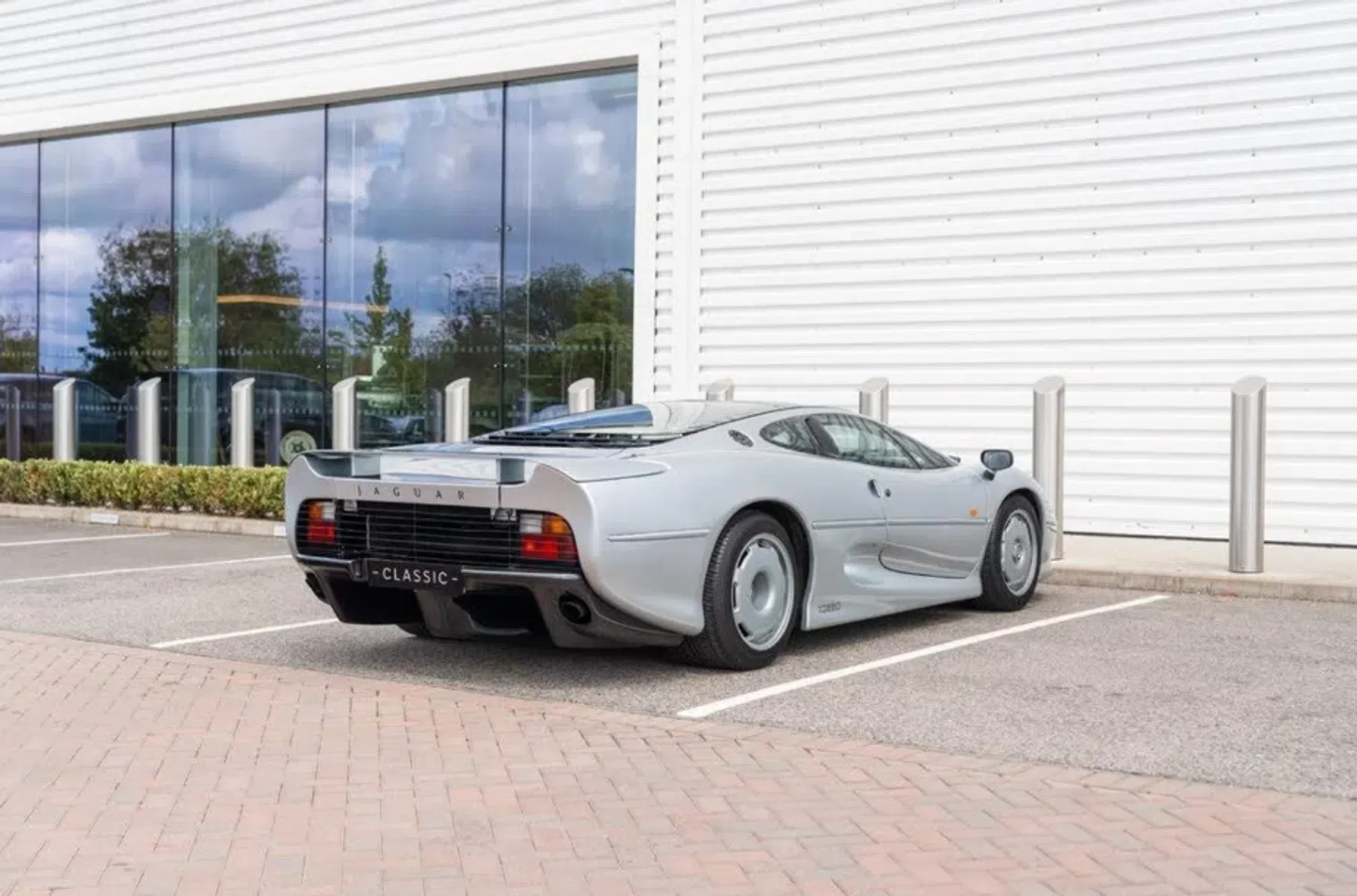 Jaguar XJ220